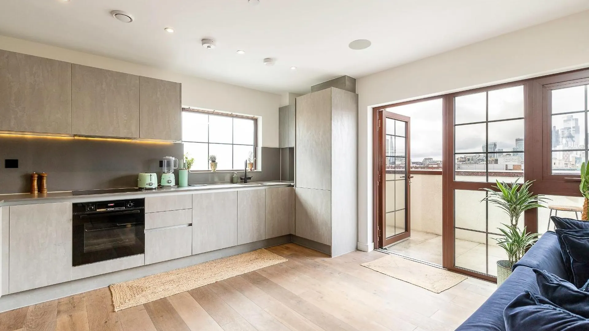 Apartment City View Spacious 2 Bedroom Penthouse London
