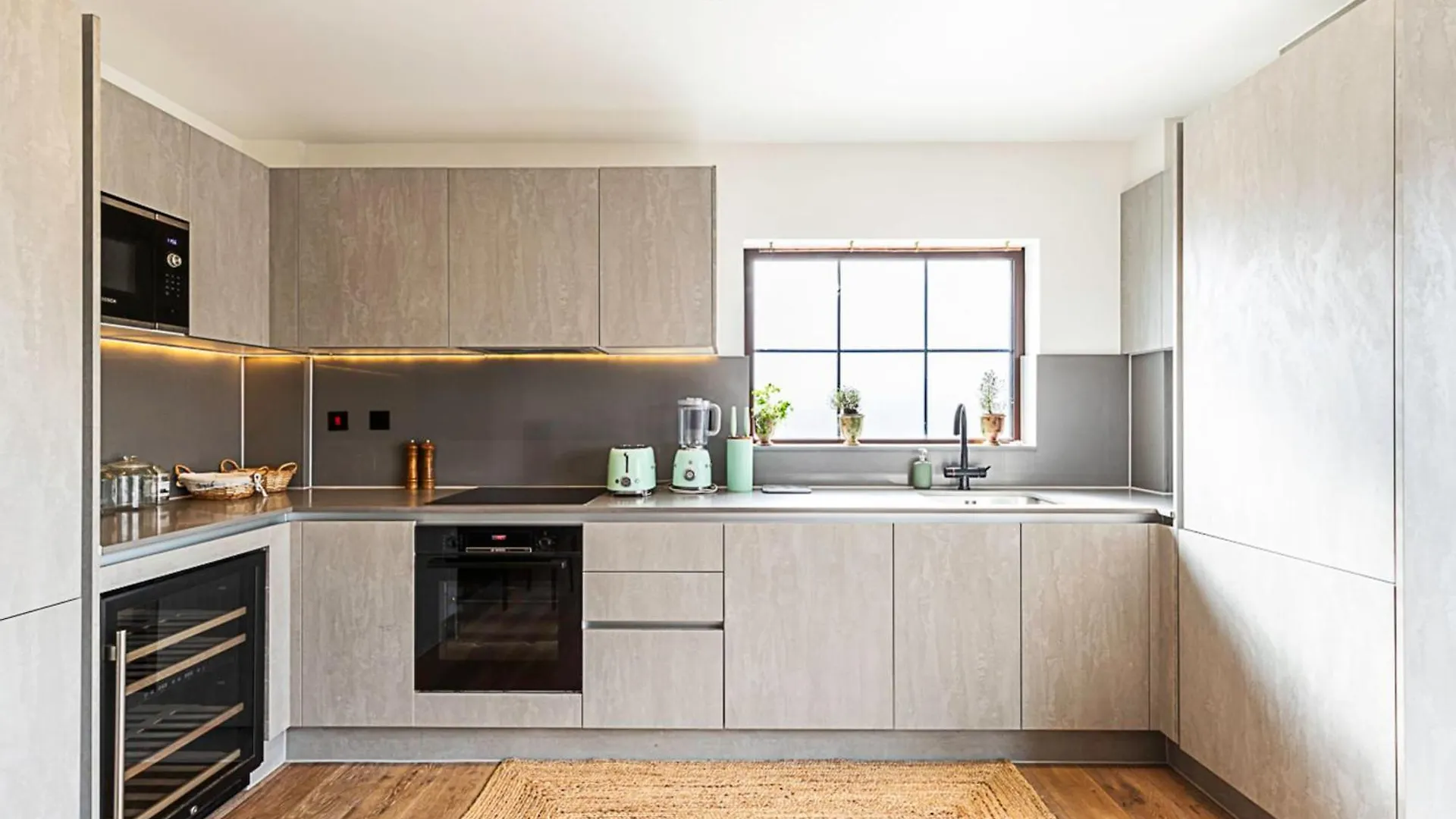 City View Spacious 2 Bedroom Penthouse London Apartment