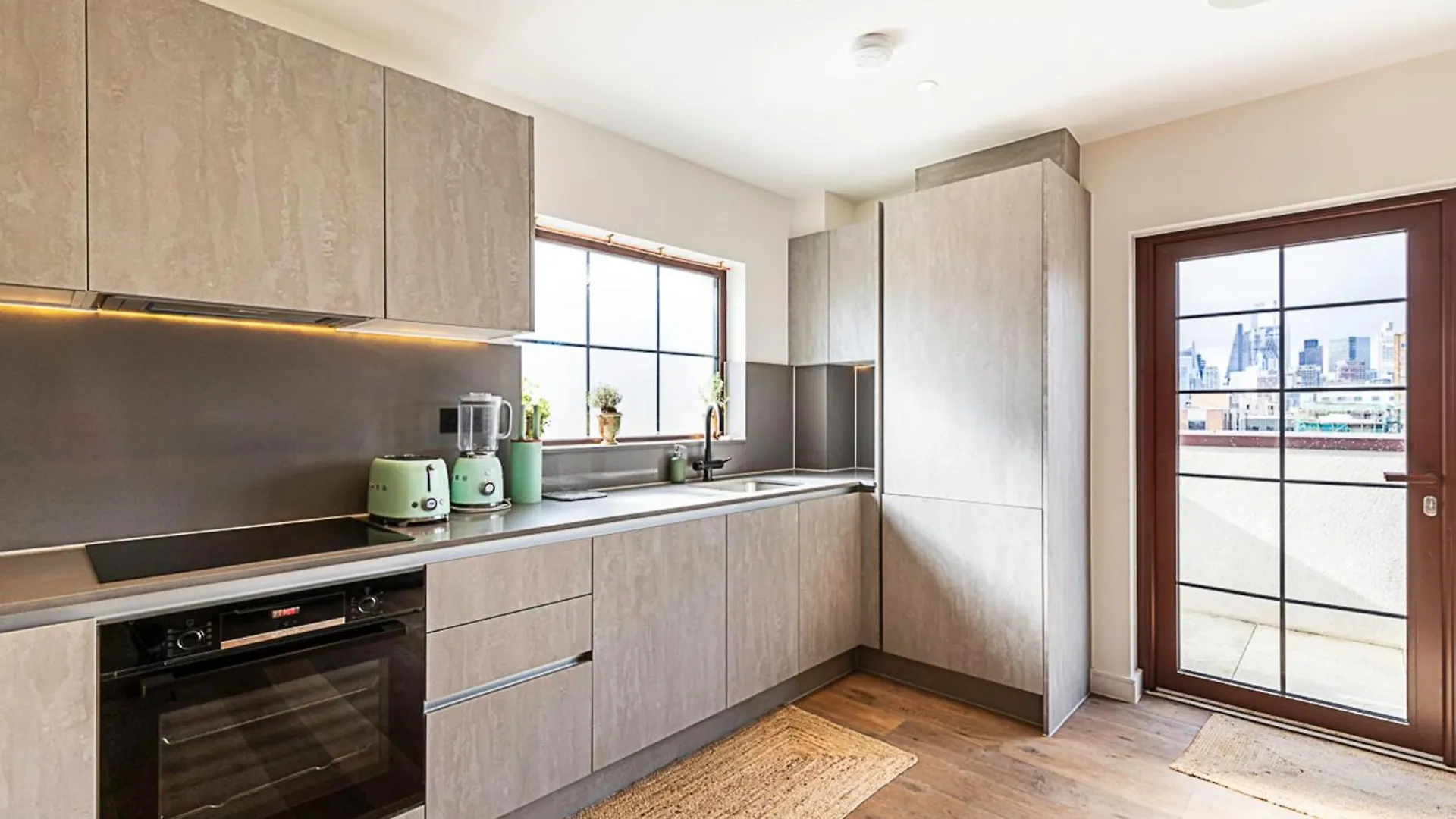 City View Spacious 2 Bedroom Penthouse London Apartment