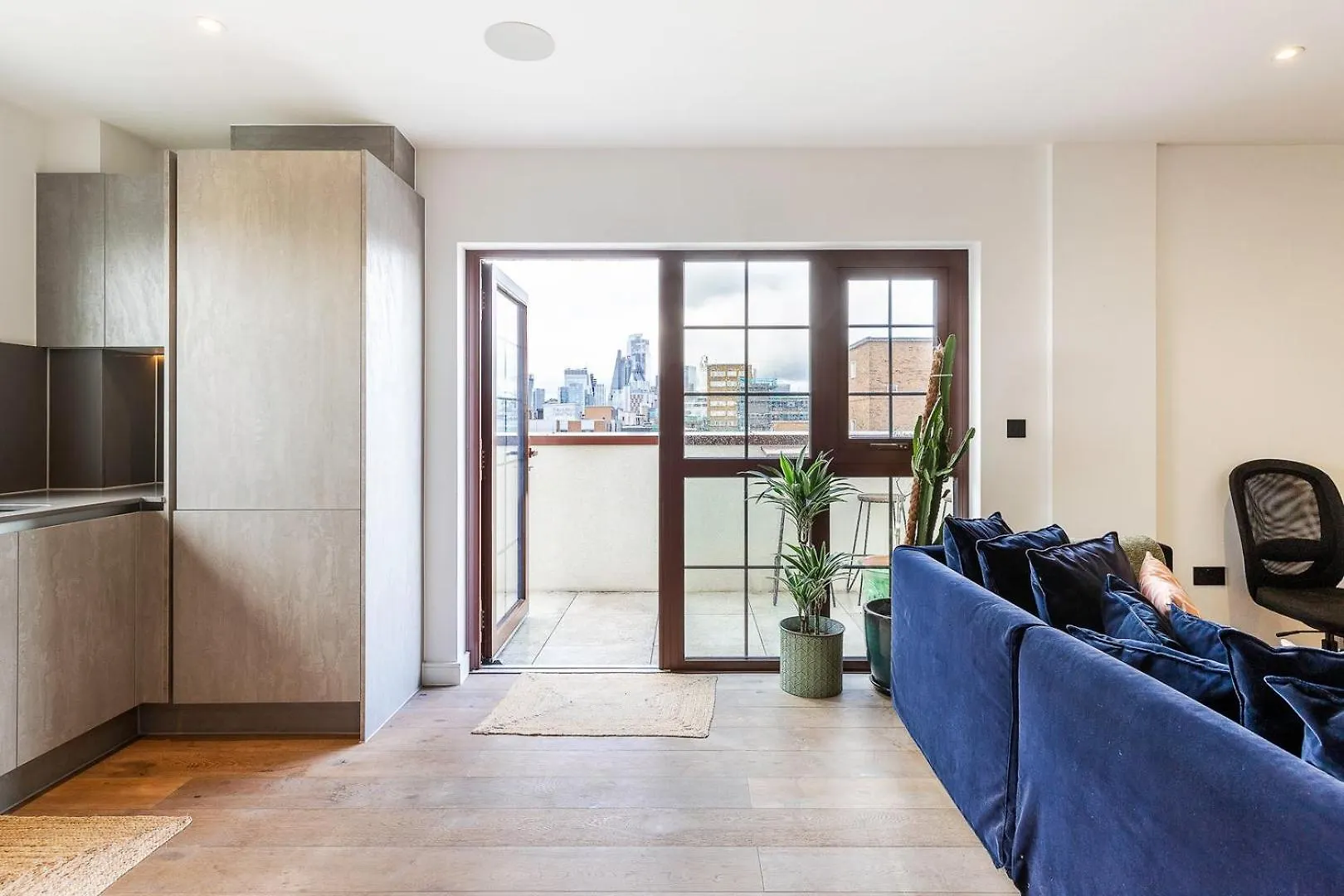 Apartment City View Spacious 2 Bedroom Penthouse London